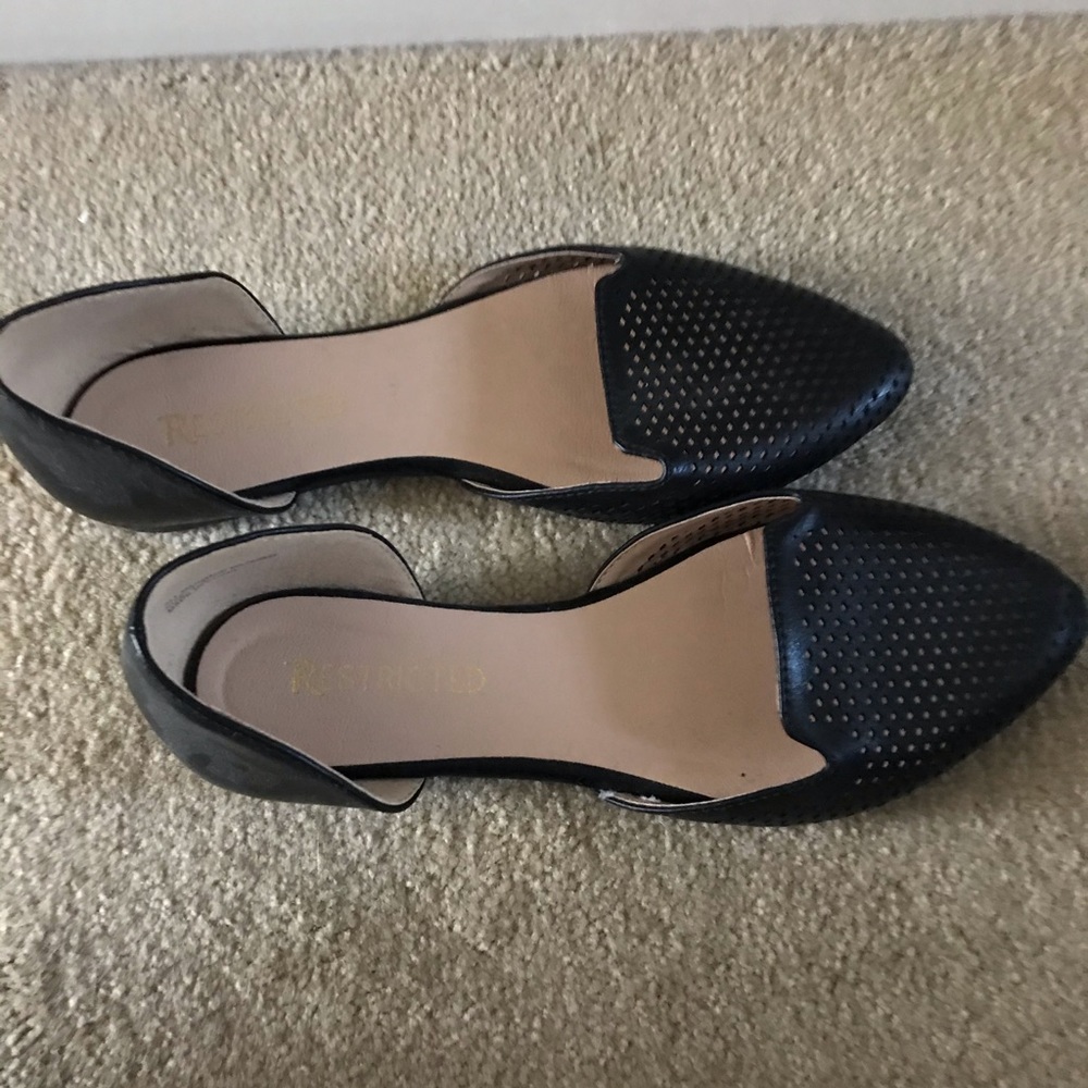 Restricted women’s black flats - size 7 1/2